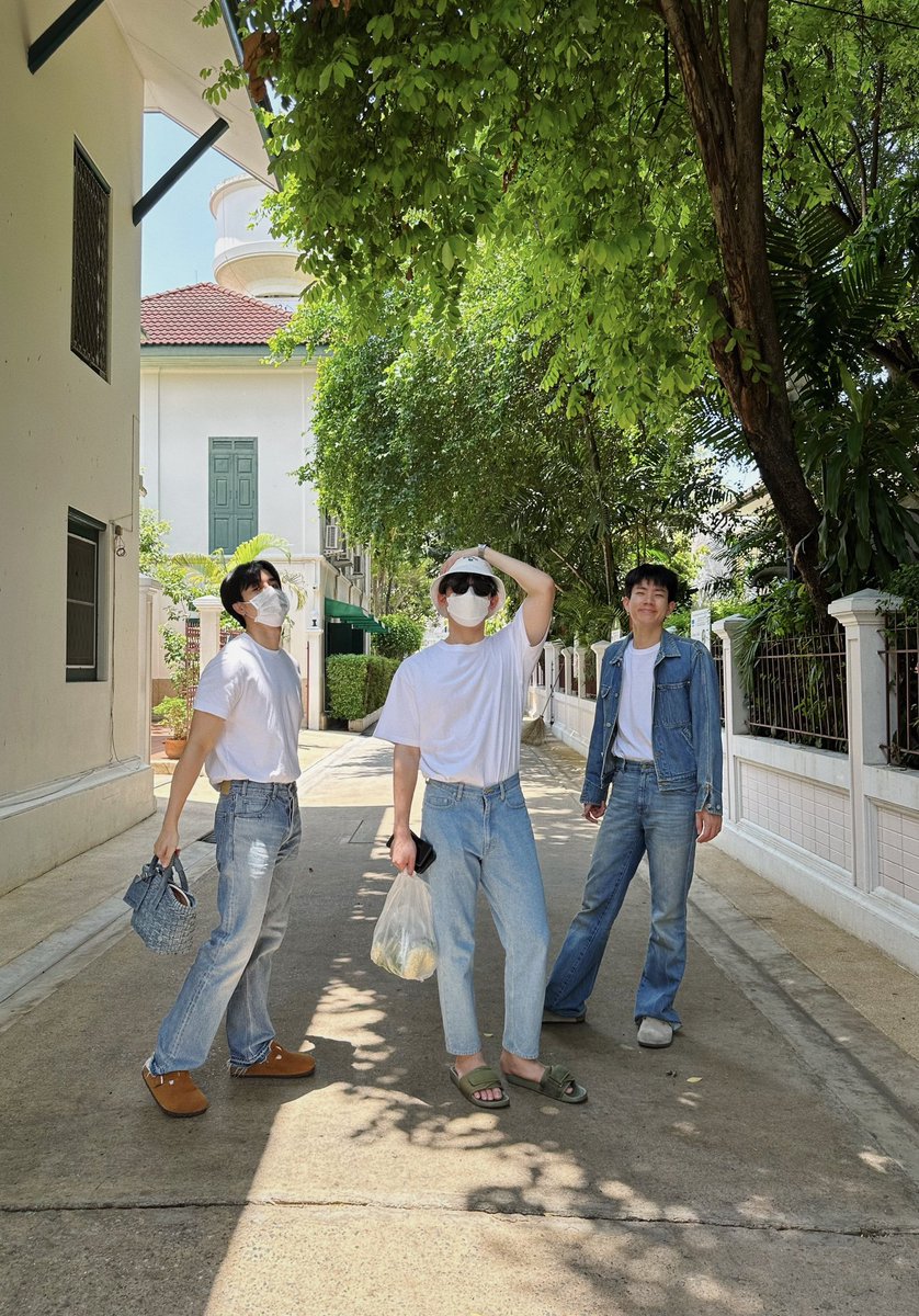 happyalicetsoi's tweet photo. Fun fact: 1 ไม่มีใครนัดกันแต่งตัวนะ เพราะแค่นัดกัน แบบไม่เทก็ยากแล้ว 😅 2 นิวประเคนของแด่พระภิกษุสงฆ์ครั้งแรก 3 เตขอเข้าไปอยู่ในภาพนี้ด้วย 🤣 https://t.co/zz8321A6bu