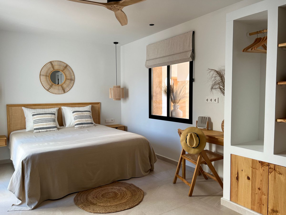 Located on the #CostaBlanca in the Mediterranean beach town of #Jávea, the #BoutiqueBBCasa381 is the perfect spot to enjoy the Spanish summer by the beach in a very stylish and #Mediterranean style accommodation. What a treat! 🇪🇸 (bit.ly/3N8aXhH)