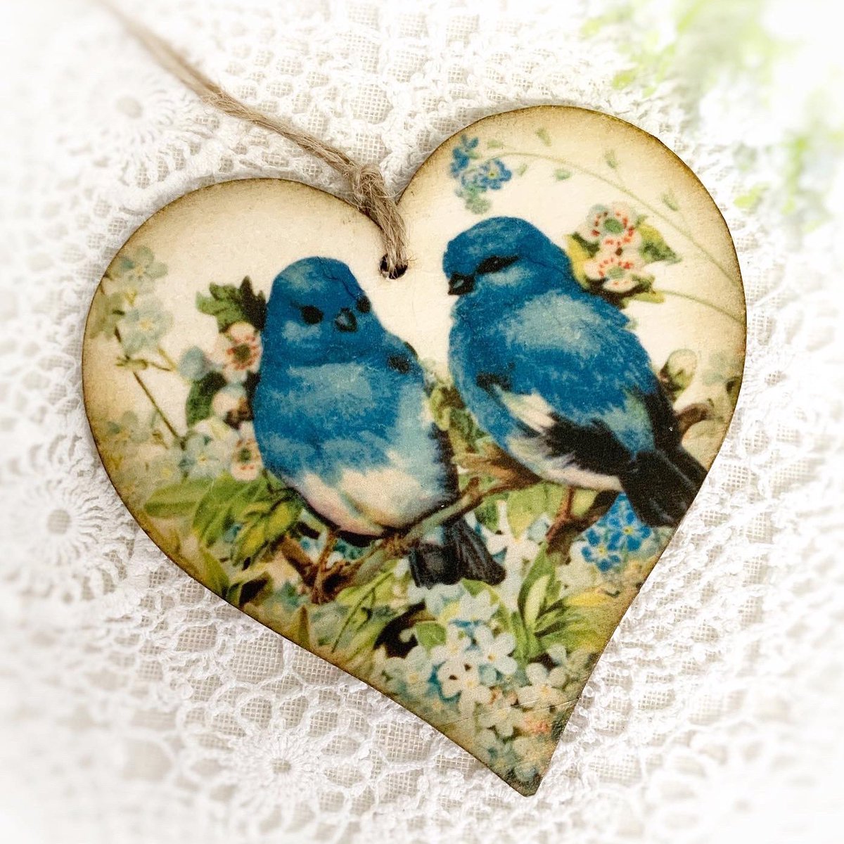 Bluebirds and forget me nots 💙
#bluebirds #forgetmenots #vintagestyle #vintageillustrations #vintageart #hearts #decor #handmade #etsy #etsygifts