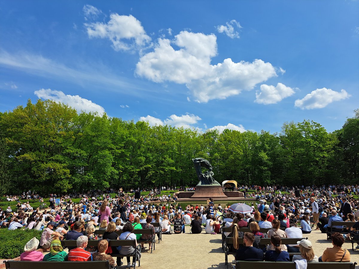 Go2Warsaw's tweet image. Take part in free outdoor Chopin concerts in Royal Łazienki, performed by outstanding pianists from around the world. They take place at the monument every Sunday from May to September at 12pm and 4pm. #DiscoverWarsaw