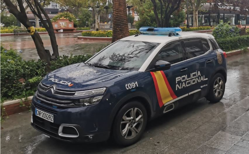 policia's tweet photo. 🚩Detenido un "groomer" en #LaRioja que contactó por #RRSS con una menor de 10 años para conseguir videos de contenido sexual

Una vez obtuvo el primer vídeo amenazaba con difundirlo si no le mandaba más 

🤚Acompaña e instruye a los 👦👩  para que naveguen seguros #online https://t.co/vtRs7pjfU3