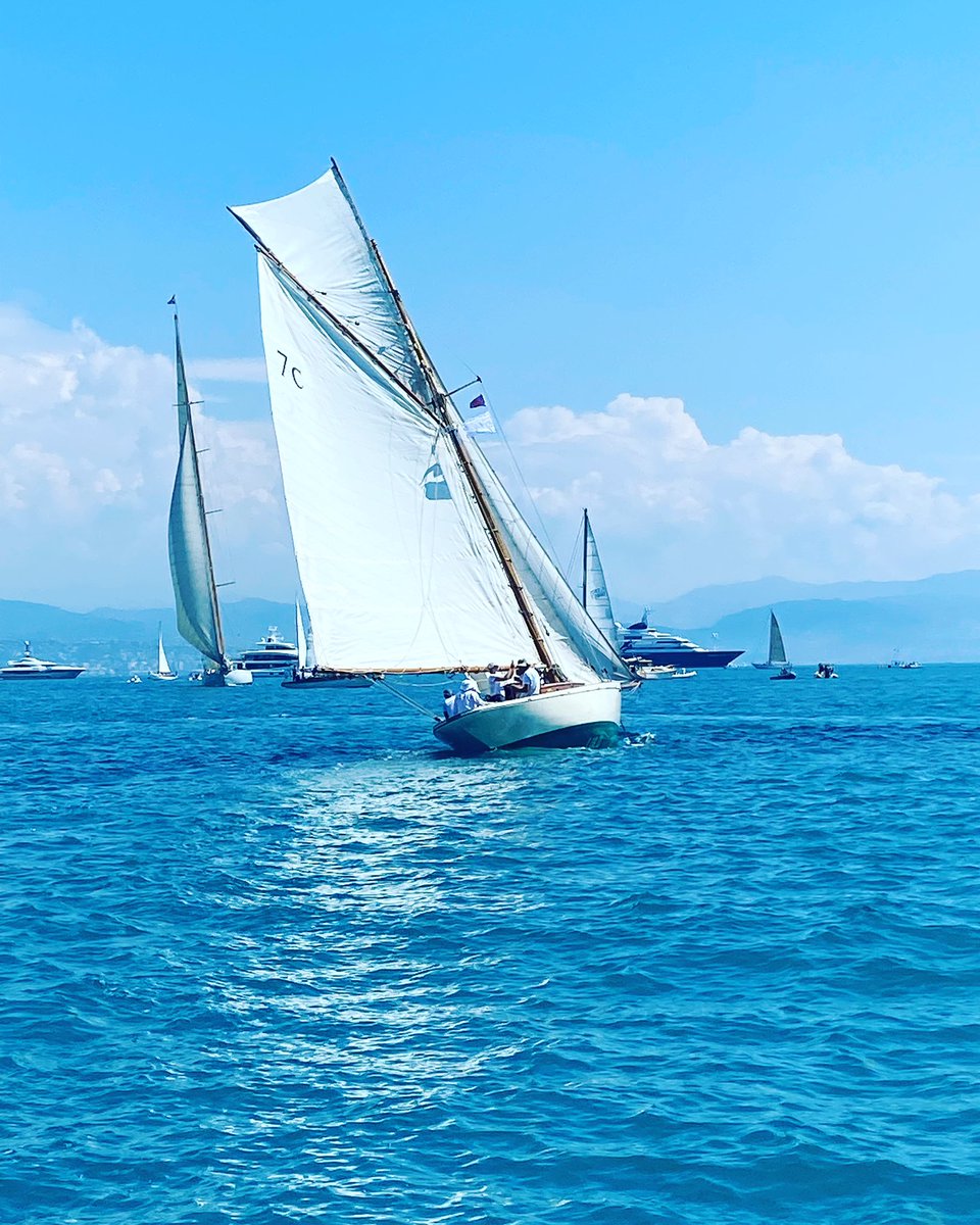 Aux <a href="/VoilesdAntibes/">Les Voiles d'Antibes</a> voici le voilier Lulu. Le plus petit de la bande et le plus vieux puisqu’il a été construit en 1898