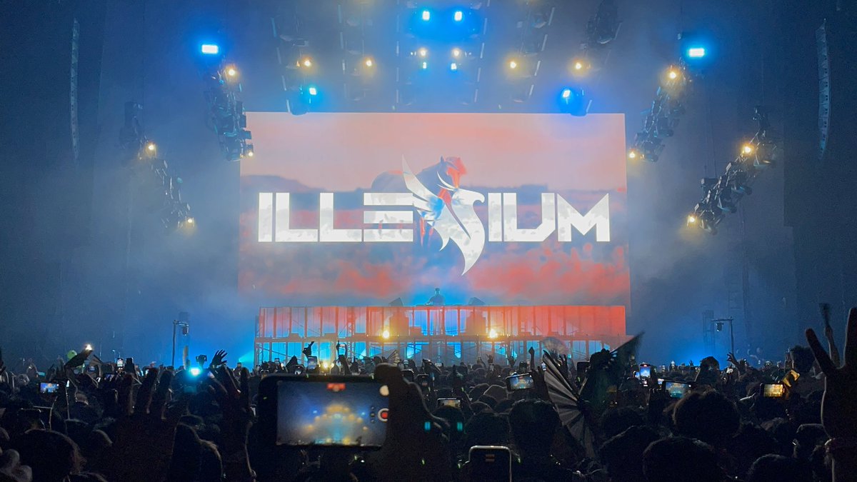 ateabigmac's tweet photo. @ILLENIUM truly amazing show 😭 https://t.co/Dtt8RWGydj