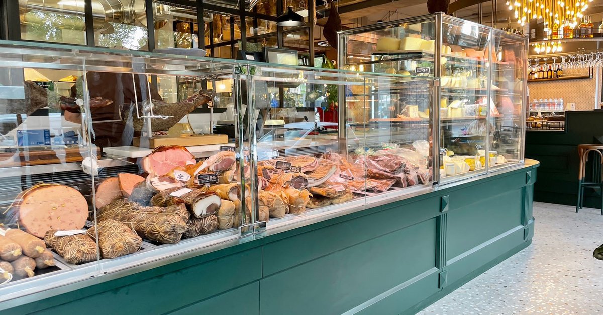 The Italian magazine #PremiataSalumeriaItaliana dedicates an article to #MacelleriaPucci and the #Eurocryor refrigerated display cabinets, a winning combination for the enhancement of #Italian meat, excellence in the world of food. Read more 📰 shorturl.at/bglmn