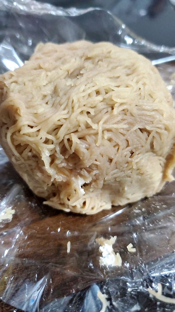 友達にモンブランをもらったはずが、帰宅したら生麺になってた🍜 https://t.co/PtBGaPjqdy