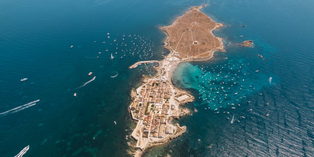 c_valenciana's tweet image. 🤔 ¿Dónde estamos? 🤔
Esta isla en el Mediterráneo está frente a la costa de #SantaPola, ¡y vale mucho la pena ir a visitarla! #MediterráneoEnVivo