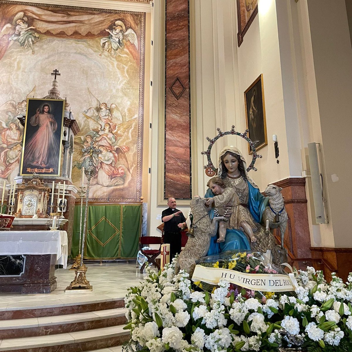 Las andas de la Divina Pastora <a href="/Calasancias_Sev/">Calasancias_Sevilla</a> <a href="/ICalasanciohdp/">Instituto Calasancio</a> han llegado a la parroquia del Corpus Christi donde reside <a href="/HdadCorpus/">Hermandad del Corpus Christi</a> 

Felicitamos a nuestra Priostía por la excelente labor de exorno floral del paso, compuesto por claveles, liliums y alhelíes de fragante aroma.