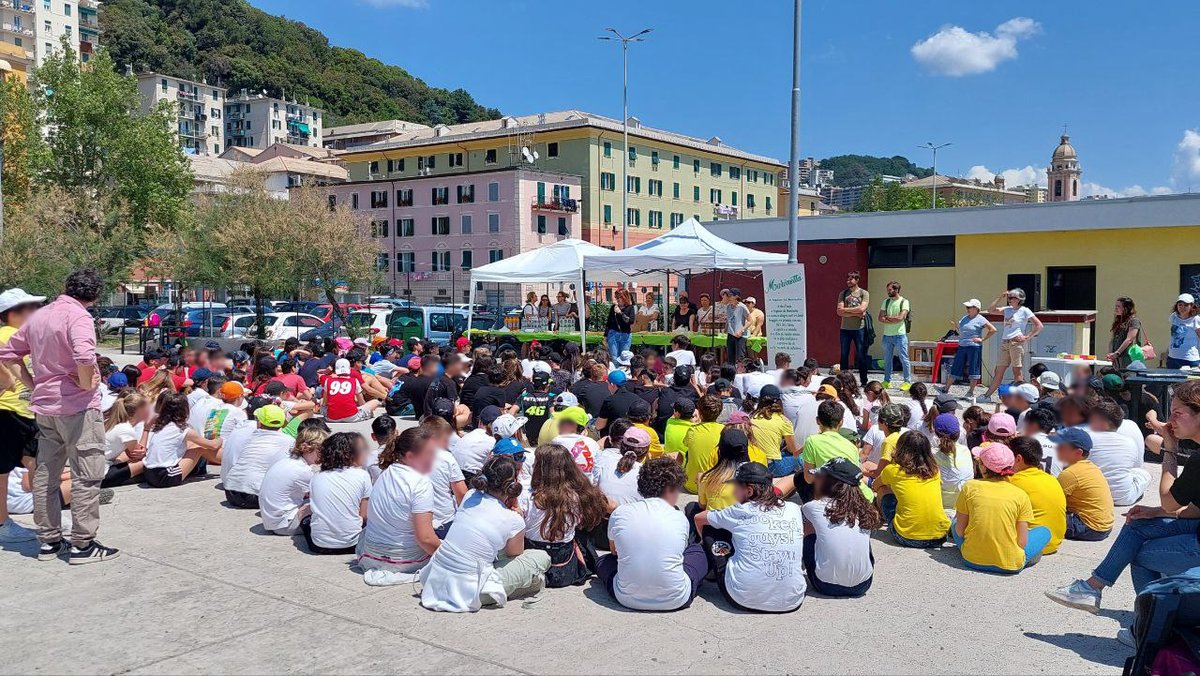 CLICproject's tweet image. [IT] Con i ragazzi dell&apos;IC Voltri 1 pulizia della spiaggia e chiacchierata sui cetacei
[EN] With the teens of IC Voltri 1 cleaning the beach and chatting about cetaceans
[FR] Avec les garçons de IC Voltri 1, à nettoyer la plage et à discuter de cétacés
#KM3NeT #pelagosinitiative