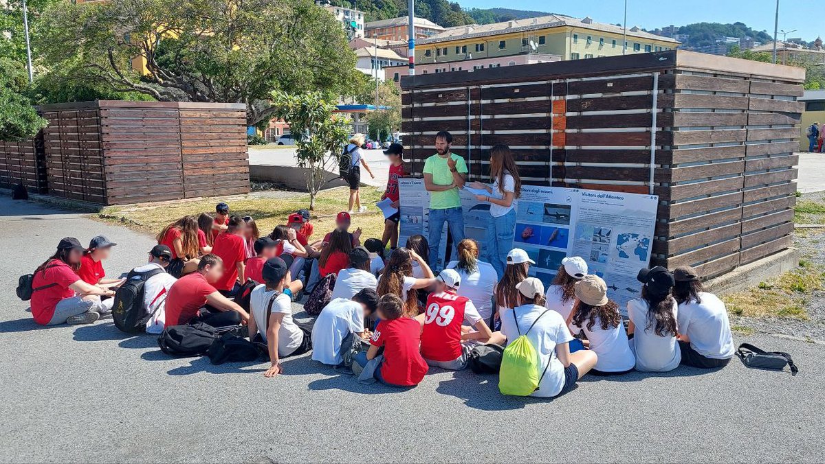 CLICproject's tweet image. [IT] Con i ragazzi dell&apos;IC Voltri 1 pulizia della spiaggia e chiacchierata sui cetacei
[EN] With the teens of IC Voltri 1 cleaning the beach and chatting about cetaceans
[FR] Avec les garçons de IC Voltri 1, à nettoyer la plage et à discuter de cétacés
#KM3NeT #pelagosinitiative