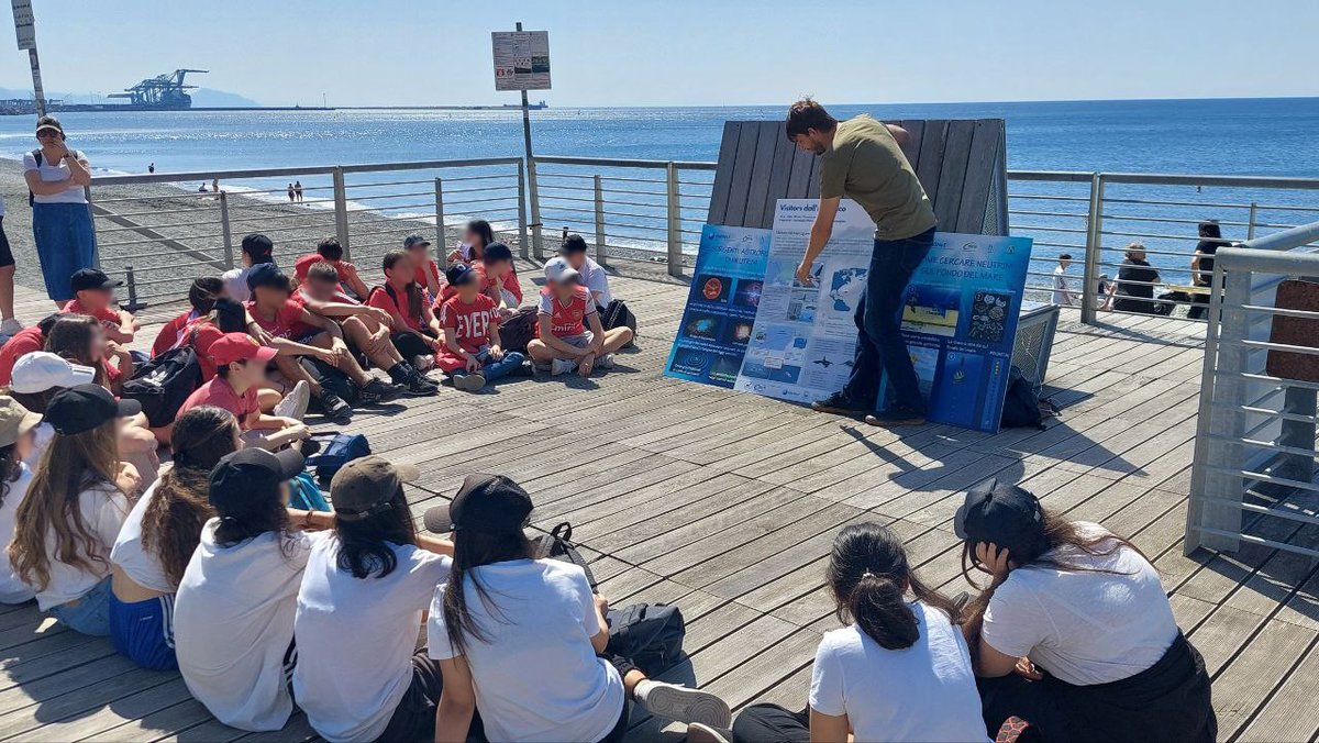 CLICproject's tweet image. [IT] Con i ragazzi dell&apos;IC Voltri 1 pulizia della spiaggia e chiacchierata sui cetacei
[EN] With the teens of IC Voltri 1 cleaning the beach and chatting about cetaceans
[FR] Avec les garçons de IC Voltri 1, à nettoyer la plage et à discuter de cétacés
#KM3NeT #pelagosinitiative
