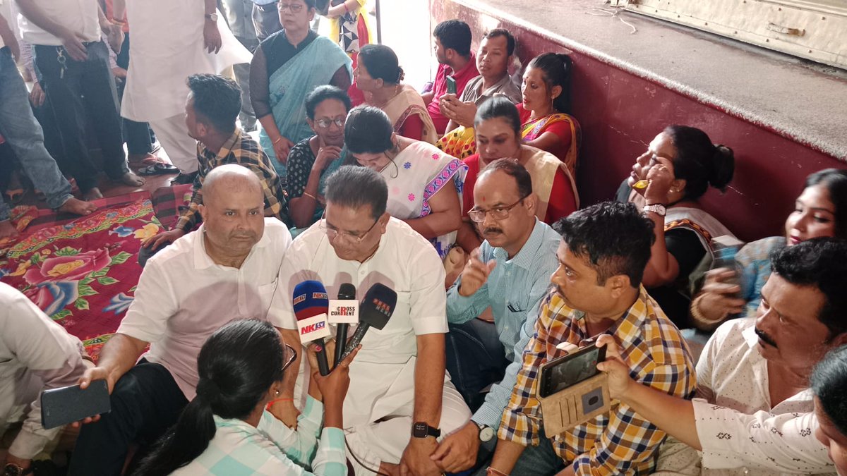 DilipSa19629774's tweet image. অসম ৰাজ্যিক পৰিবহণ নিগমৰ বৰ্খাস্ত কৰা ৭৭১ জন কৰ্মচাৰীক পুনৰ মকৰলৰ দাবীত পল্টনবজাৰৰ #ASTC চৌহদত @AITC4Assam ৰ সভাপতি @ripunbora ৰ সৈতে আমিবোৰ ৷ #অসমৰাজ্যিকপৰিবহণনিগম #assam #guwahati #HimantaBiswaSarma #sarbanandasonowal #bjpassam