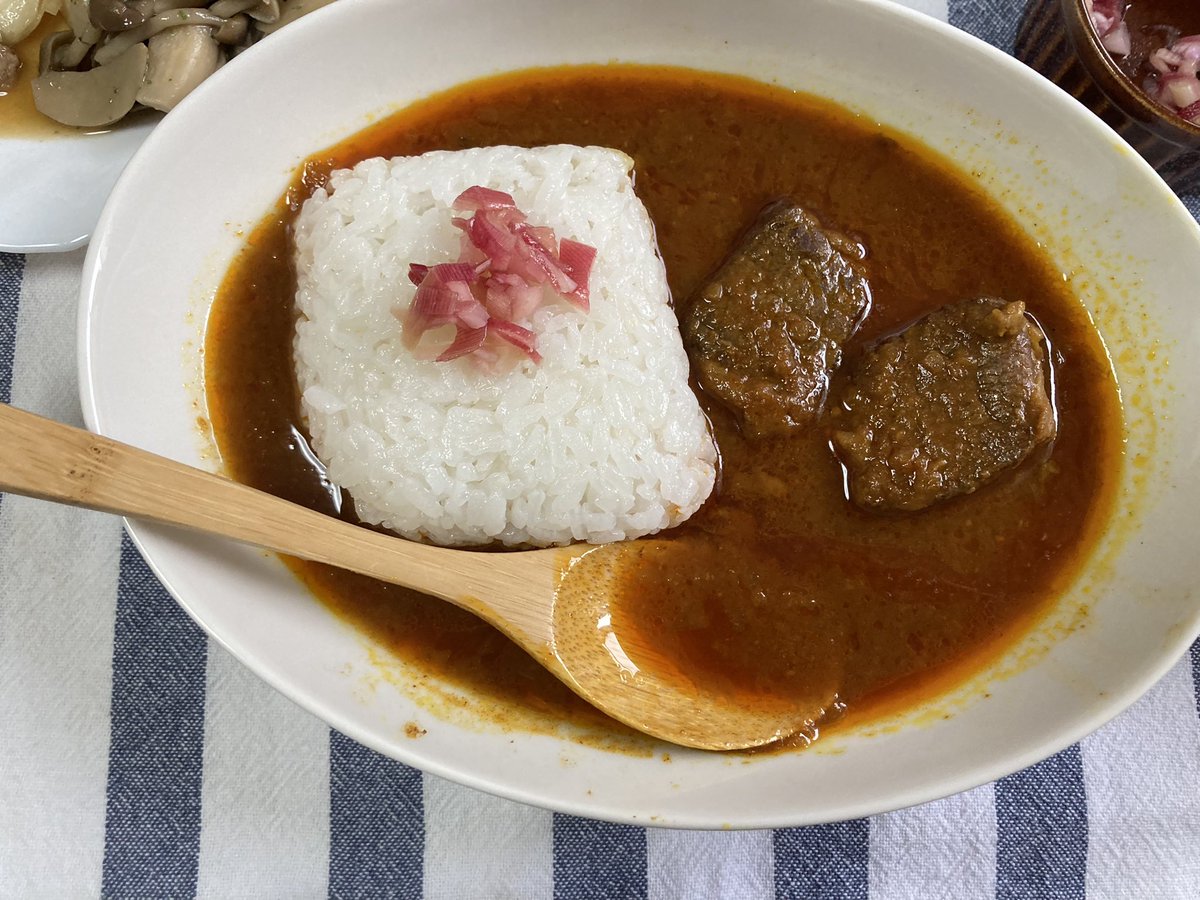 sen1101's tweet photo. サラッとしたカレーは大好きだけどその分缶から出す時洋服にハネないように＆缶ごと温めは火傷注意⚠️（熱々の缶を持つより私はレンジかな）Shima canプロジェクトは6/26（月）まで。食べるの大好きな人は要チェキ🙌　https://t.co/9D5DwcZneL
#shimacan 
#shimacan応援祭り
#Makuakeアンバサダー
#PR https://t.co/EyMwGFD7t5