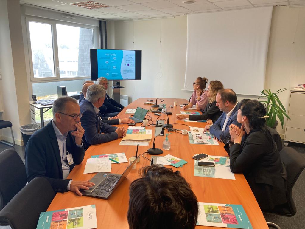 📍Bretagne
Poursuite des visites à la <a href="/fondation_ildys/">Fondation ILDYS</a> qui accompagne chaque année 6 700 personnes. 

Ses activités : 
➡️Sanitaire : SSR, médecine, dialyse, centres de santé
➡️Accompagnement des personnes âgées et handicap
➡️Protection de l'enfance et services aux familles