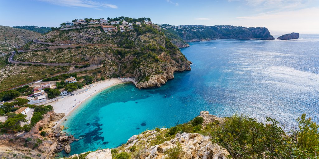 c_valenciana's tweet image. ¿Cuántos sois capaces de reconocer este increíble rincón de Jávea? 🤔 ¡Dejadnos un comentario si sabéis dónde estamos! #MediterráneoEnVivo
