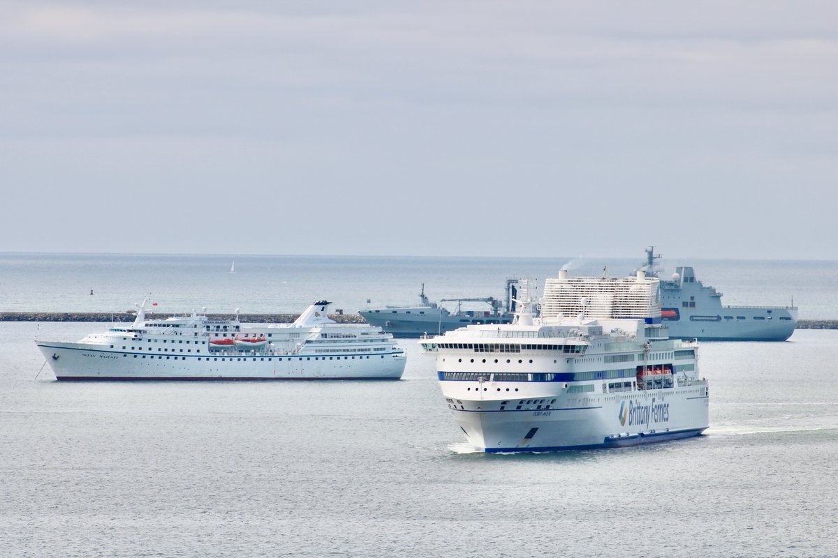 Busy Plymouth Sound this morning with HNLMS Mercuur, MV Ocean Majesty, @RFATidesurge and @BrittanyFerries flagship the Pont-Aven on her way into Millbay Docks @IanFlem29183756 
All the latest live webcam shipping traffic:
westwardshippingnews.com 
contact@westwardshippingnews.com