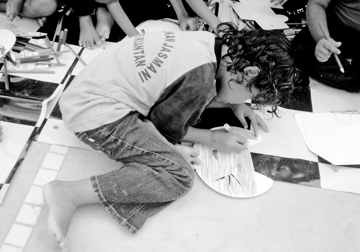 Sejak 2007, Seniman Kecil telah menjalankan pelbagai program kreatif melibatkan ribuan kanak² di taska, tadika, sekolah, perpustakaan, hospital dan perkampungan orang asli. 99% program dijalankan secara sukarela. Misi SK adalah untuk membawa pengalaman kreatif kpd setiap kanak².