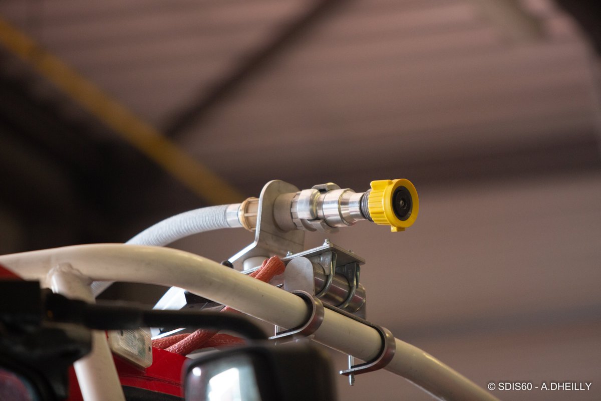 SDIS60's tweet image. #Matériel 🔧17 camions-citernes feux de forêts de l’Oise sont désormais équipés de lances télécommandées @GelucalI  

Le dispositif d’alimentation a été réalisé par le grpt logistique. La société « PLShydraulics » de Beauvais a confectionné les aménagements  pour acheminer l'eau.