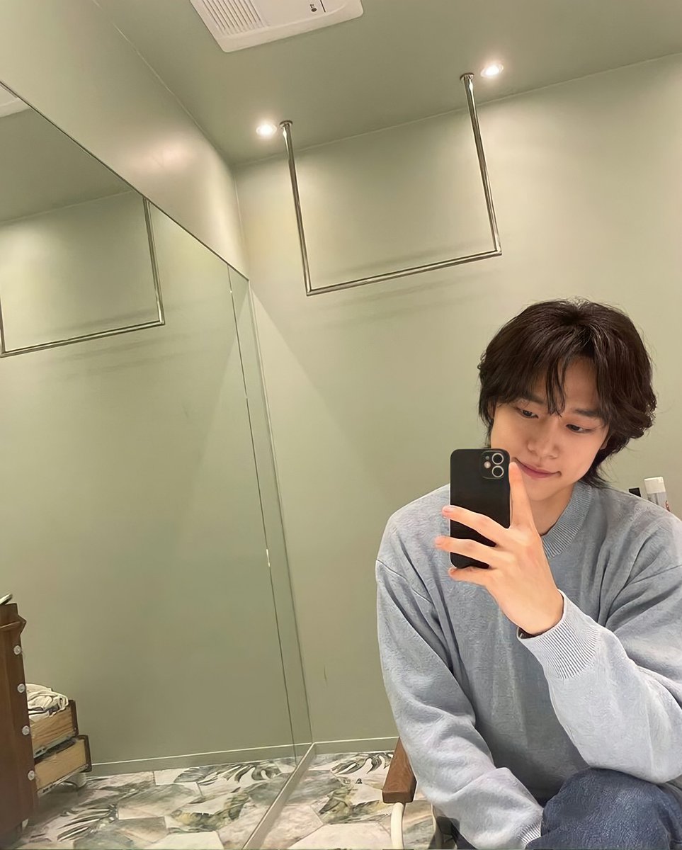 Youseok's mirror selca. 🐶📸 [1/♾]

[Thread]

#kangyouseok #강유석