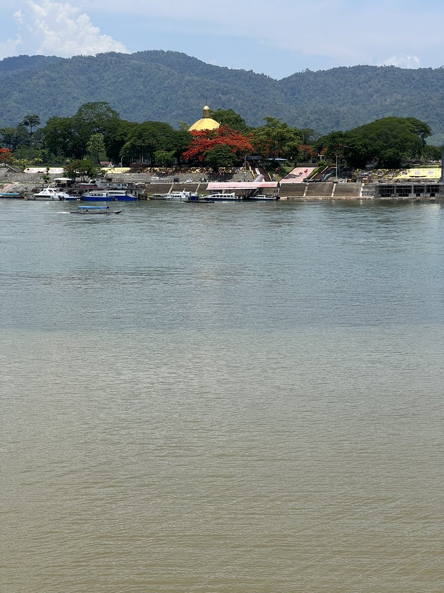 elehelp's tweet photo. Is it me or is the #Mekong looking blue? Contrast the muddier waters of the #Ruak (closer to us at the confluence). Might we be looking at a release of #Dam water from which the sediment has already settled? #ChiangSaen #GoldenTriangle https://t.co/xw2Bb426vf
