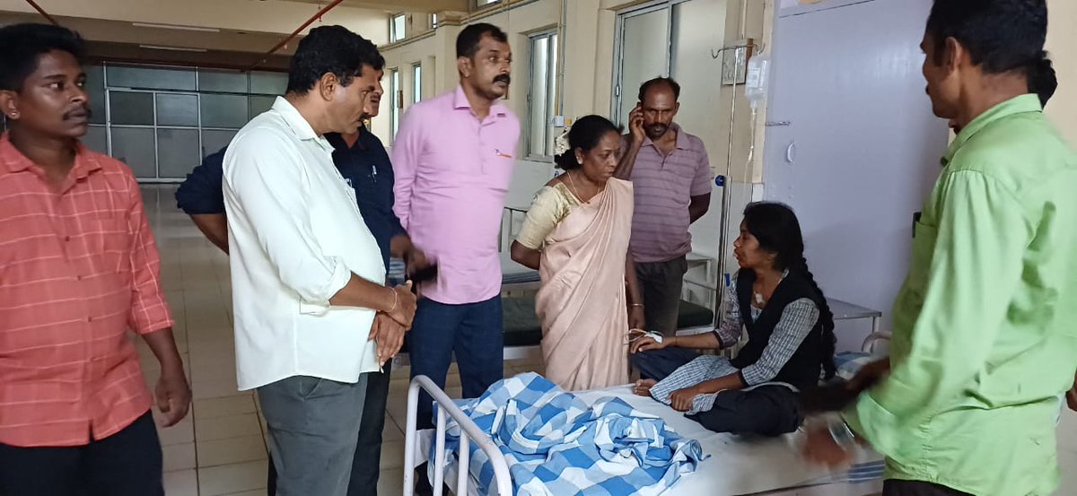 ಶ್ರೀ ಸುಬ್ರಮಣ್ಯೇಶ್ವರ ಪದವಿ ಪೂರ್ವ ಕಾಲೇಜಿನ ವಿದ್ಯಾರ್ಥಿಗಳ ಮೇಲೆ ಕಾರು ಹರಿದು ಮೂರು ಜನ ವಿದ್ಯಾರ್ಥಿನಿಯರು ಗಾಯಗೊಂಡಿದ್ದು ಸುಳ್ಯ ಆಸ್ಪತ್ರೆಯಲ್ಲಿ ಚಿಕಿತ್ಸೆ ಪಡೆಯುತ್ತಿರುವ ವಿದ್ಯಾರ್ಥಿನಿಯನ್ನು  ಭೇಟಿ ಮಾಡಿ ಆರೋಗ್ಯ ವಿಚಾರಿಸಿ ಉತ್ತಮ ಚಿಕಿತ್ಸೆ ನೀಡುವ ಬಗ್ಗೆ ವೈದ್ಯರಿಗೆ ಸೂಚಿಸಲಾಯಿತು