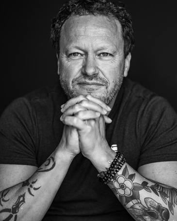 🎶Muziek is een bondgenoot. Het kan klanten aantrekken, medewerkers motiveren en merkloyaliteit vergroten. Componist Erwin Steijlen vertelt tijdens de #sCoolUp over ons muzikale brein en de genezende kracht van muziek. Wees erbij op 15 juni! 🎵 loom.ly/JPW4YZU