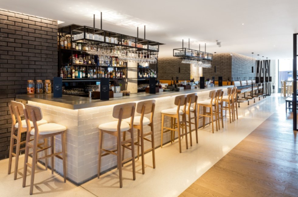 Close to 100 square metres of Mondéco Rapide – a fast-turnaround seamless #resin #terrazzoflooring system from Flowcrete UK – has been installed in and around Leicester Square Kitchen's central bar area.

Find out more ➡️ hubs.li/Q01RkLfP0

#flooringexperts