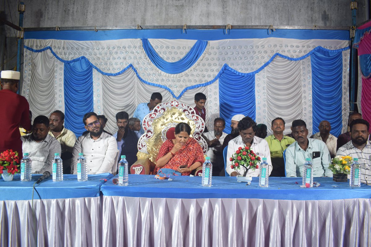 SharadaPuranaik's tweet photo. ಸೂಳೆಬೈಲಿನಲ್ಲಿ ನಡೆದ ಅಭಿನಂದನಾ ಕಾರ್ಯಕ್ರಮದಲ್ಲಿ ಮತದಾರರಿಗೆ ಧನ್ಯವಾದ ತಿಳಿಸಿ, ಅಭಿನಂದನೆ ಸ್ವೀಕರಿಸಿ ಮಾತಾಡಿದ ಸಂದರ್ಭ. ಈ ಸಮಯದಲ್ಲಿ ಕಾರ್ಯಕರ್ತರು, ಗ್ರಾಮದ ಮುಖಂಡರು, ಗ್ರಾಮಸ್ಥರು ಪಾಲ್ಗೊಂಡಿದ್ದರು.
#JDS #jdskarnataka #JdsAgain #HdkForCm #AgainSPN #TeamSPN #Shivamogga #ShivamoggaRural https://t.co/oTY6bByfJw