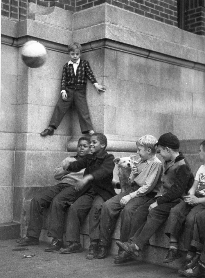 A Magnético Kuhn le dijeron que sufría de déficit de atención pero no era cierto. Él atendía a otras cosas, le gustaba explorar nuevos espacios y formas de relacionarse con el mundo. Para él tomar asiento en un banco convencional, era someterse, algo a lo que no estaba dispuesto.