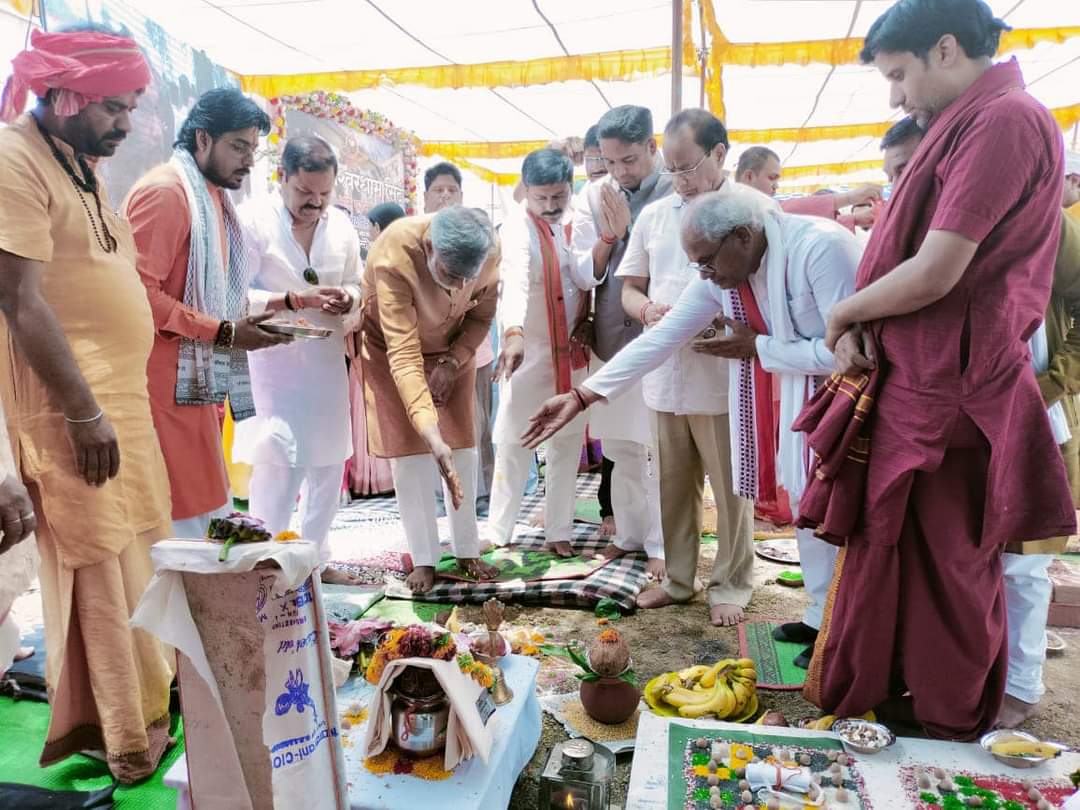 AjayKumarTando6's tweet photo. दमोह सागर रोड बाईपास पर श्री जागेश्वर धाम सिटी के भूमिपूजन कार्यक्रम में सम्मिलित हुए ।

आवासीय परिसर हेतु इस सिटी को विकसित करने वाले सर्व श्री पं. मनु मिश्रा जी, श्री Sanjay Yadav जी, श्री अरुण गुजराती जी, श्री जगदीश असाटी जी को हार्दिक शुभकामनाएं । https://t.co/hQRgObNqdf