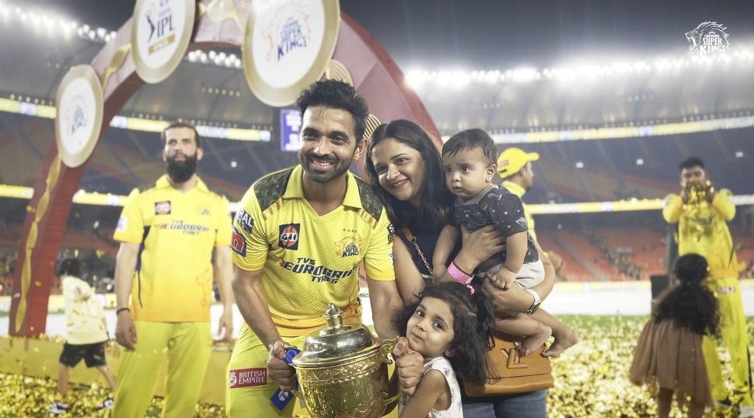Beautiful Rahane family with IPL trophy