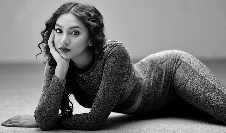 risingbdnews's tweet image. বিষয়টি নিয়ে তোলপাড় চলছে নেটদুনিয়ায়, দারুণ সমালোচনার মুখে পড়েছেন এই  অভিনেত্রী। বিশেষ করে ভিডিওতে সুনেরাহর বলা কয়েকটি ‘অশ্লীল’ শব্দ তাকে  বিতর্কের মুখে ঠেলে দিয়েছে।
risingbd.com/photo-feature/…
#actress #SunerahBinteKamal #PhotoFeature #viralvideo #viral #RisingBD