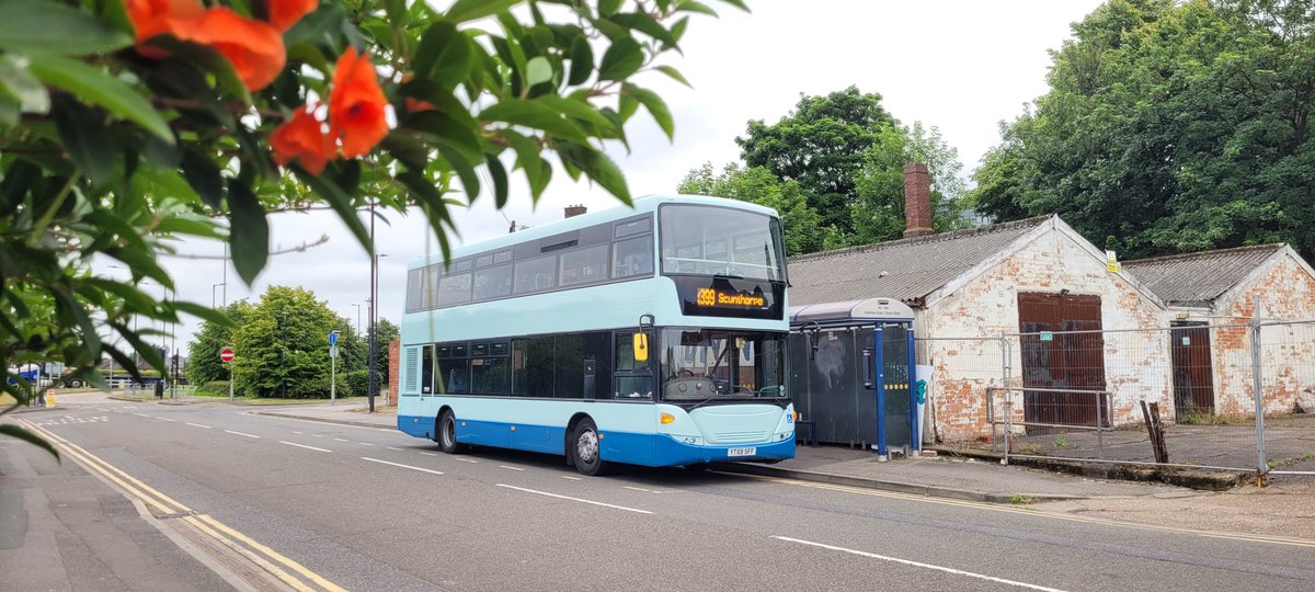 One of the recently arrived Scanias (YT59 SFF) in Doncaster yesterday, awaiting time before starting the X399. Another 4 photos to add to my endless amount of bus + flower pictures 😆.