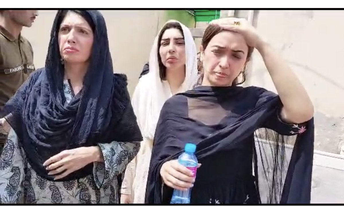 kirannaz_KN's tweet photo. عالیہ حمزہ۔صنم جاوید۔طیبہ۔خدیجہ شاہ اور دیگر خواتین کو عدالت میں پیش کردیا گیا۔خواتین کہتی ہیں جیل میں ہمارے ساتھ کوئی ذیادتی نہیں ہوئی۔ہم نے کچھ نہیں کیا ہمیں جیل میں رکھنا ہی ذیادتی ہے۔
جس بات کے تصور سے بھی روح کانپ جائے تُف ہے ایسے لیڈر پر جو گرفتار عورتوں سے ریپ کے دعوے کررہے تھے۔