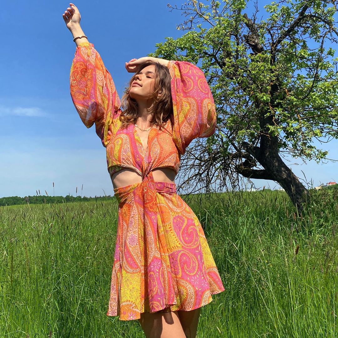 Just enjoying the summer breeze!🌿🌿The twisted cutout adds a touch of allure and accentuates your curves in all the right places.

Dress: chicwish.com/twisted-cutout… 

#BohoChic #ElegantStyle #Paisley