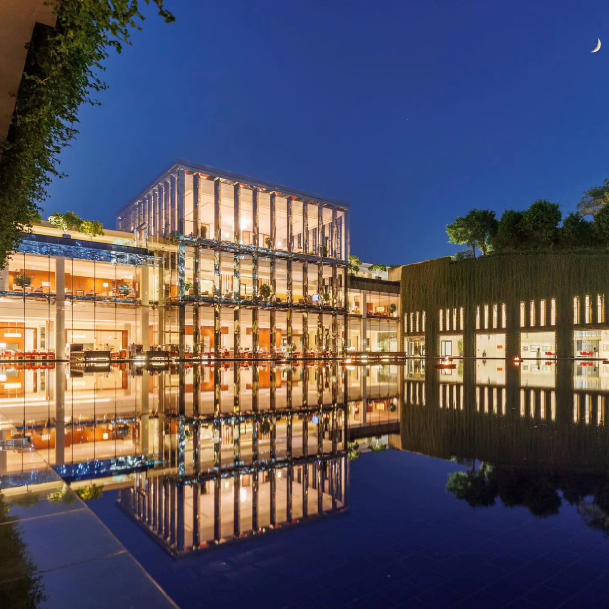 OberoiHotels's tweet photo. This World Environment Day, let us come together and take a step towards a sustainable future. Visit Oberoi Hotels &amp; Resorts and experience a harmonious blend of luxury and environmental responsibility.

#MyOberoi #WorldEnviornmentDay #Sustainability #SustainabilityMatters https://t.co/5xxVM6Tf8l