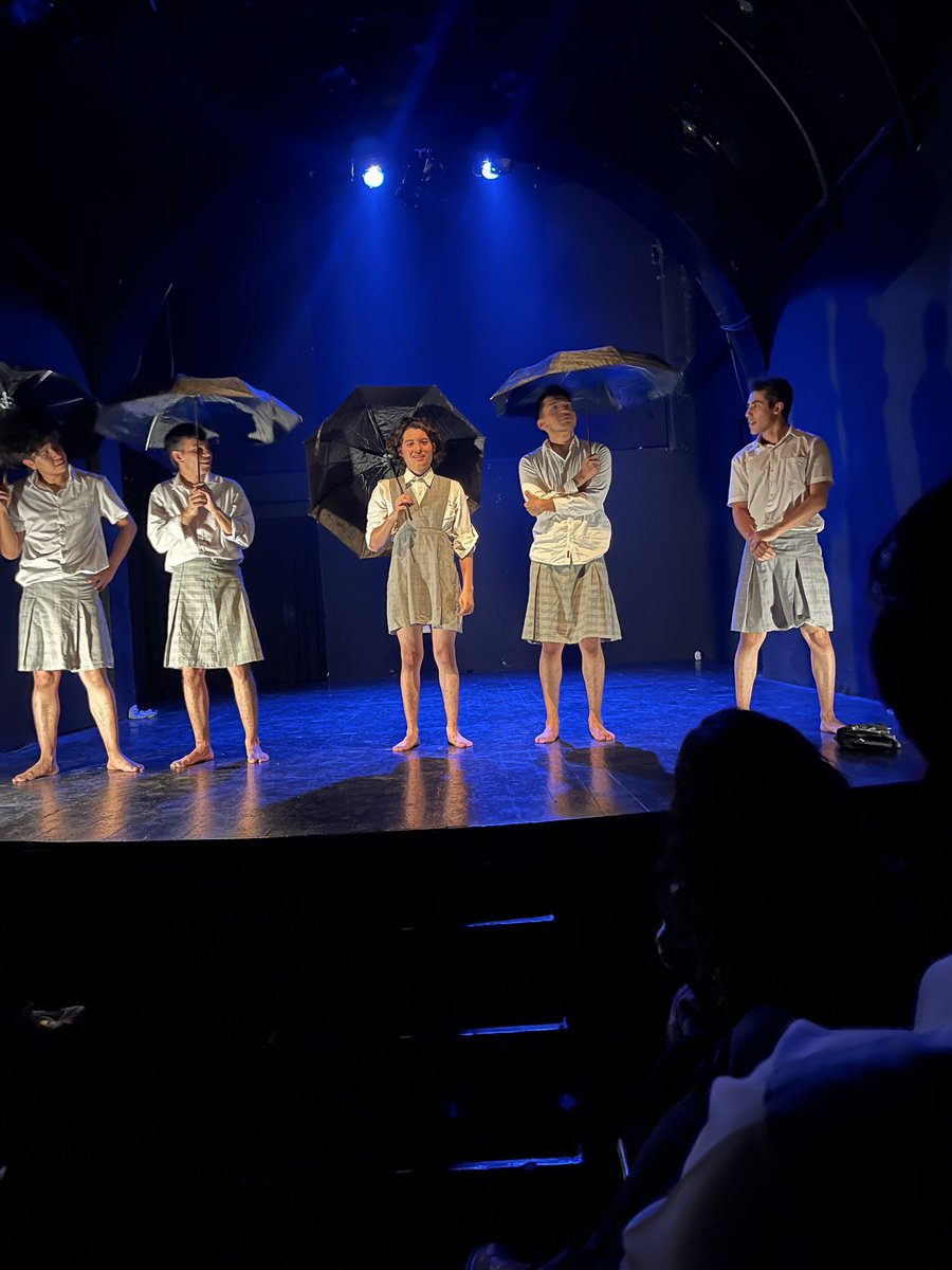 Danielitrow's tweet image. Gracias @EnriqAguilarS “Nubes atiborradas llovieron sueños o las perspicacias del amor” es una puesta en escena que se disfruta. @LaCapillaTeatro