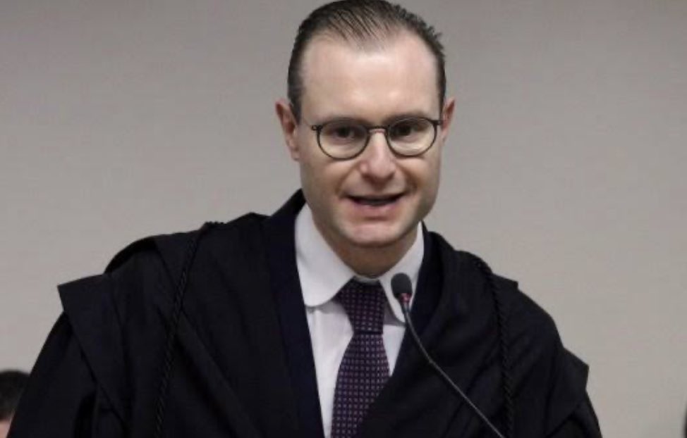 Imagine estar preso, enfrentando processos, e o advogado sempre ao seu lado, dando o melhor, de forma profissional. Vejo a indicação do Zanin ao STF pelo PR como exemplo da forte relação de confiança que o advogado pode criar com o cliente.