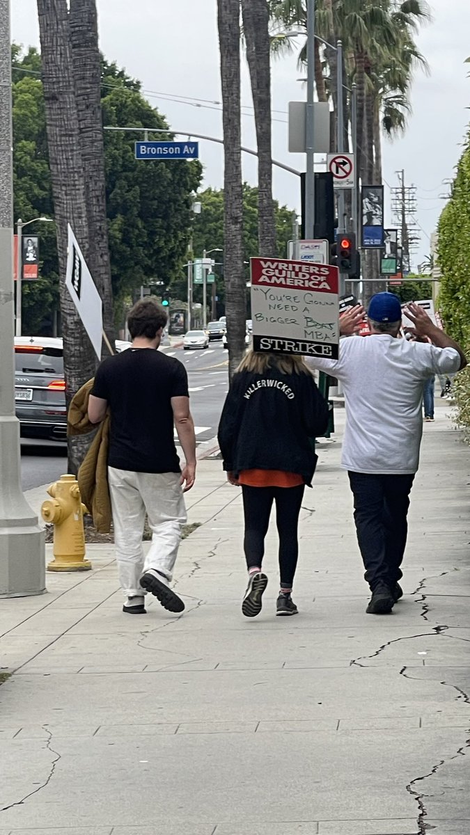 LadyRocketSpace's tweet photo. I am with them!
#Hollywood #Screenwriters on strike in front of iconic #ParamountStudio, Hollywood! Home of @StarTrek!
Streaming companies,stream compensation to Writers!
#StreamCompToWriters! https://t.co/Tk7ZvduRHr