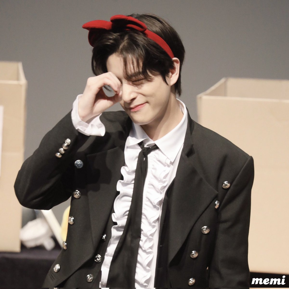 jaeyundoII's tweet photo. jake with a ribbon headband looking so pretty 🎀 https://t.co/vhcJ54Hefq