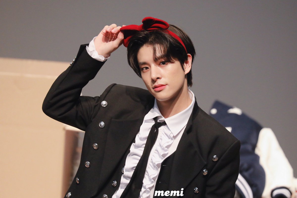 jaeyundoII's tweet photo. jake with a ribbon headband looking so pretty 🎀 https://t.co/vhcJ54Hefq