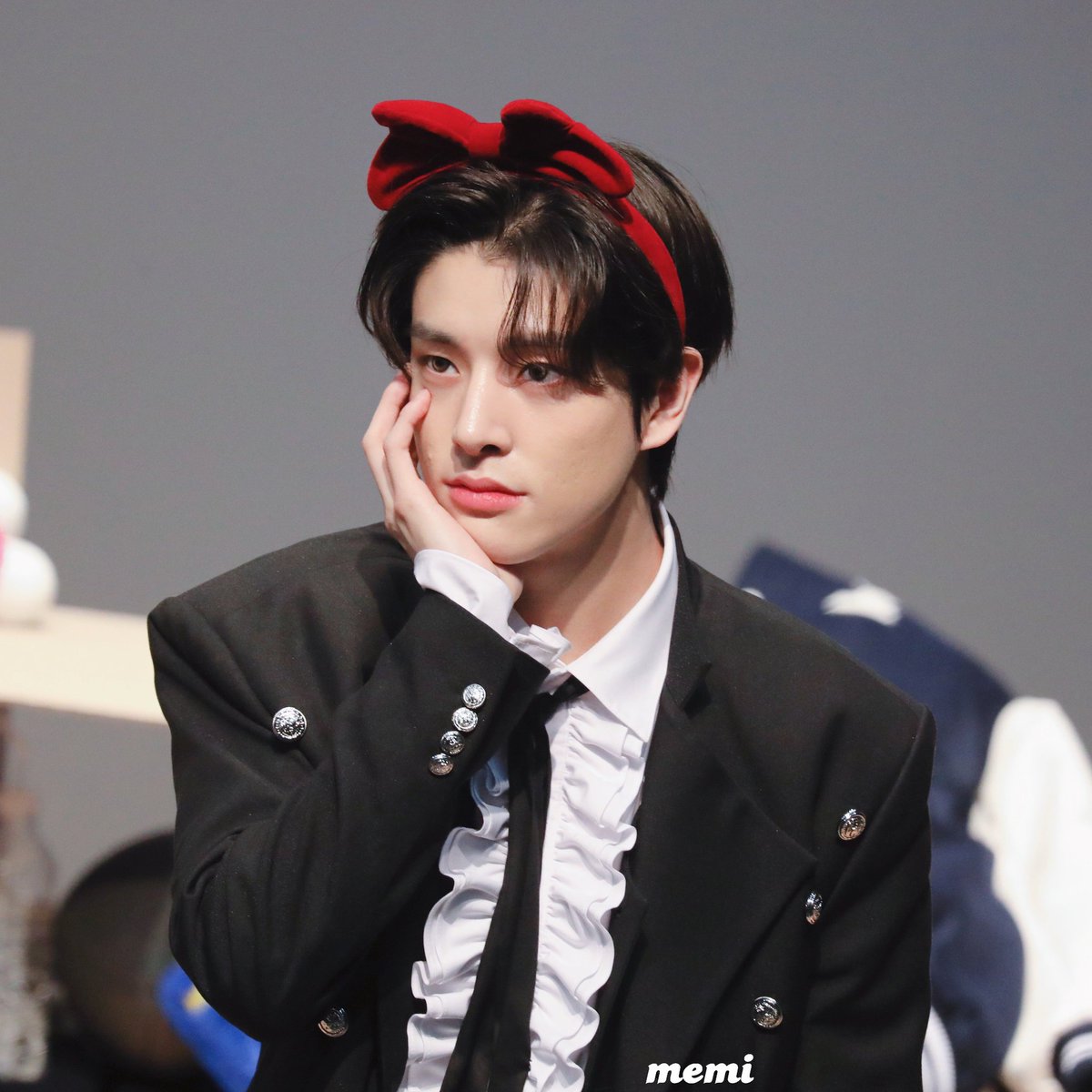 jaeyundoII's tweet photo. jake with a ribbon headband looking so pretty 🎀 https://t.co/vhcJ54Hefq
