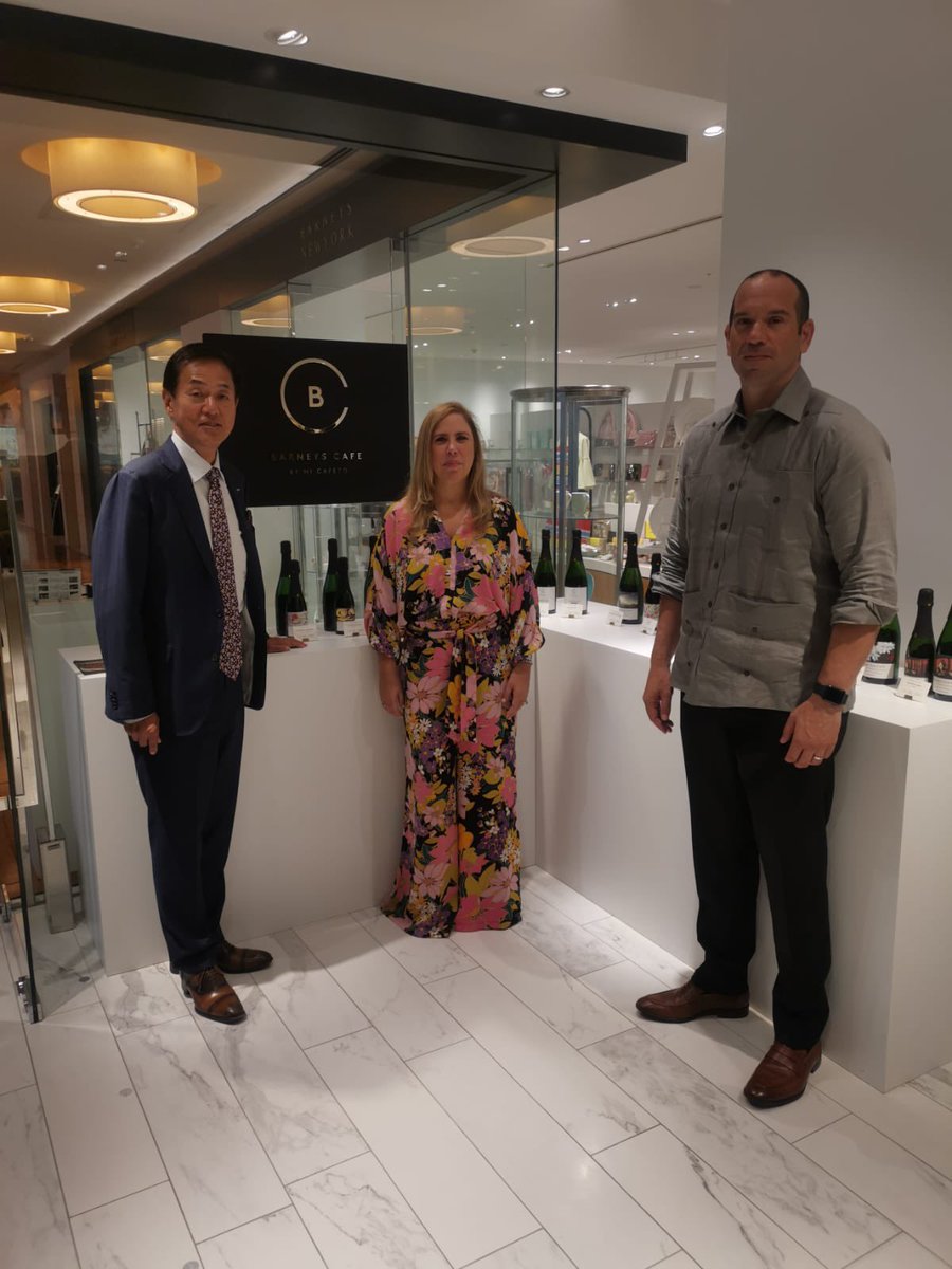 Josecafeto's tweet photo. 来日中のパナマ貿易促進庁カルメン・ベルガラ長官が、駐日パナマ大使 カルロス・ペレ氏の案内で弊社の銀座の2店舗を訪問されました。
#ミカフェート #パナマコーヒー #propanama #embajadadepanama #grandcrucafeginza #barneyscafebymicafeto https://t.co/Vhxp6jRwZM