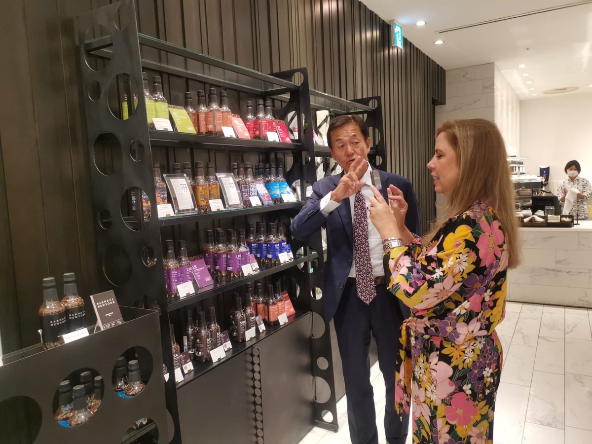 Josecafeto's tweet photo. 来日中のパナマ貿易促進庁カルメン・ベルガラ長官が、駐日パナマ大使 カルロス・ペレ氏の案内で弊社の銀座の2店舗を訪問されました。
#ミカフェート #パナマコーヒー #propanama #embajadadepanama #grandcrucafeginza #barneyscafebymicafeto https://t.co/Vhxp6jRwZM