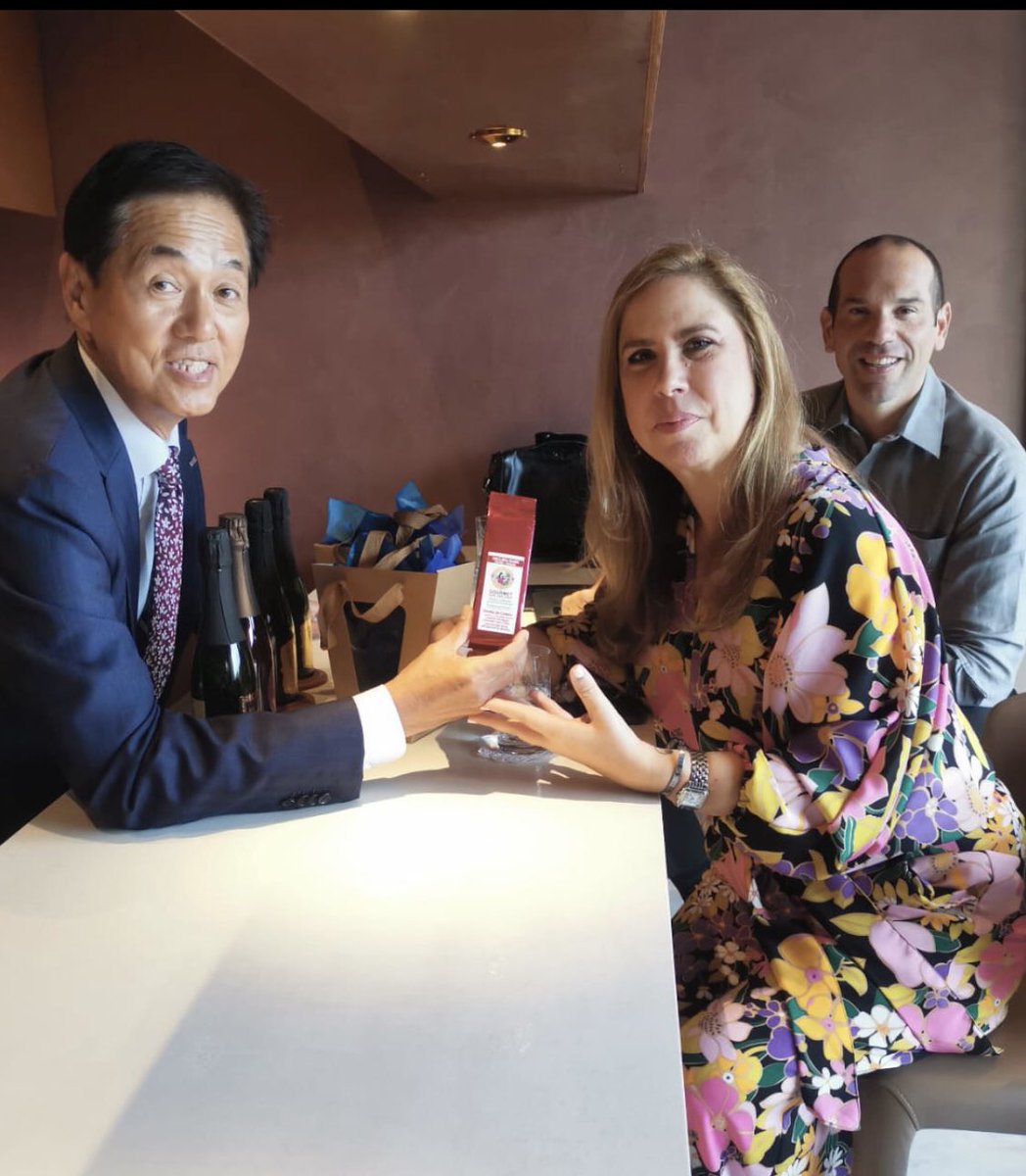 Josecafeto's tweet photo. 来日中のパナマ貿易促進庁カルメン・ベルガラ長官が、駐日パナマ大使 カルロス・ペレ氏の案内で弊社の銀座の2店舗を訪問されました。
#ミカフェート #パナマコーヒー #propanama #embajadadepanama #grandcrucafeginza #barneyscafebymicafeto https://t.co/Vhxp6jRwZM