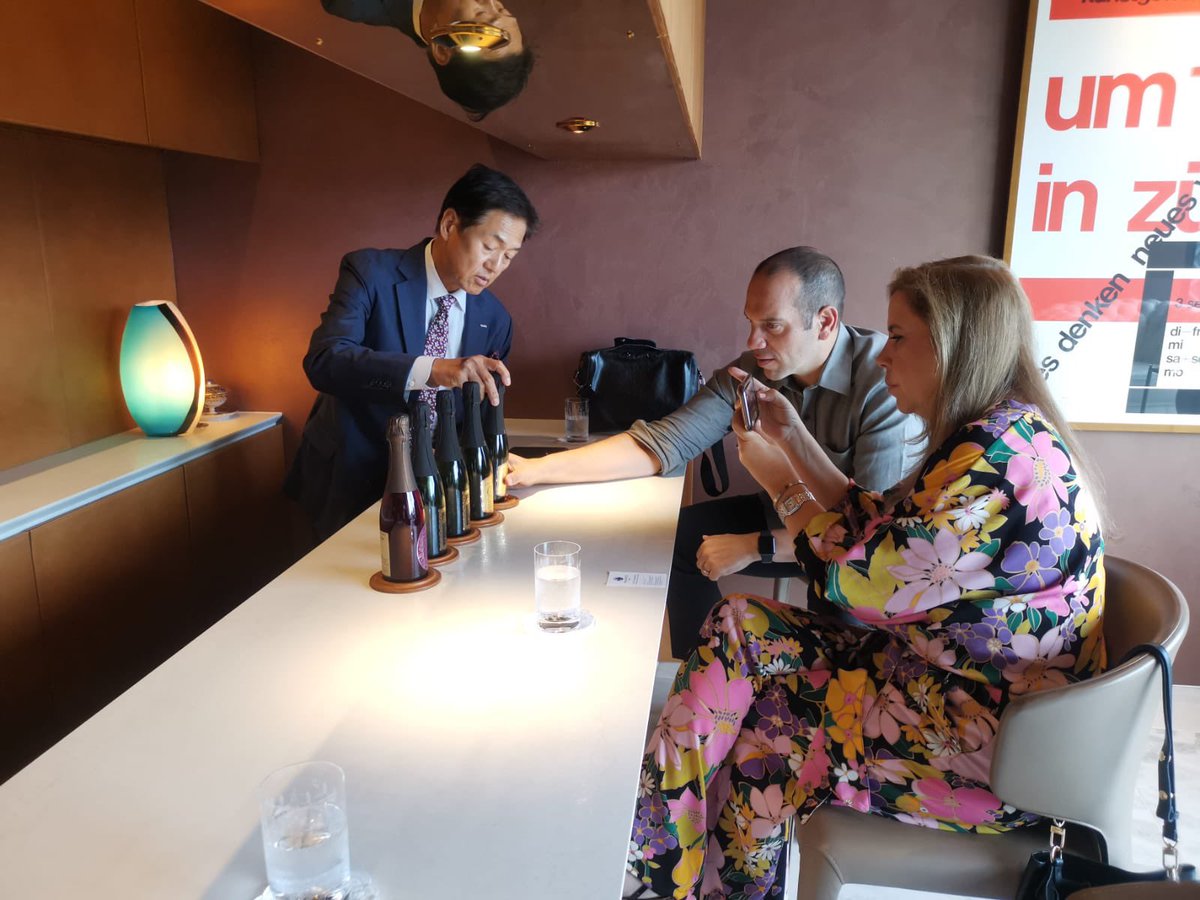 Josecafeto's tweet photo. 来日中のパナマ貿易促進庁カルメン・ベルガラ長官が、駐日パナマ大使 カルロス・ペレ氏の案内で弊社の銀座の2店舗を訪問されました。
#ミカフェート #パナマコーヒー #propanama #embajadadepanama #grandcrucafeginza #barneyscafebymicafeto https://t.co/Vhxp6jRwZM
