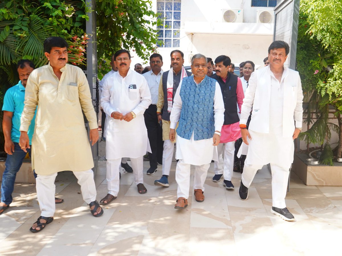 माननीय सांसद श्री गणेश सिंह जी के निवास में झारखंड के पूर्व मुख्यमंत्री एवं नेता प्रतिपक्ष श्री <a href="/yourBabulal/">Babulal Marandi</a> जी के साथ स्वल्पाहार किया।

इस अवसर पर भाजपा के प्रदेश उपाध्यक्ष महापौर श्री <a href="/yogeshkumar4bjp/">Yogesh Kumar Tamrakar</a> जी सहित जिले के वरिष्ठ भाजपा नेता गण उपस्थित थे।
<a href="/BJP4India/">BJP</a> <a href="/narendramodi/">Narendra Modi</a>