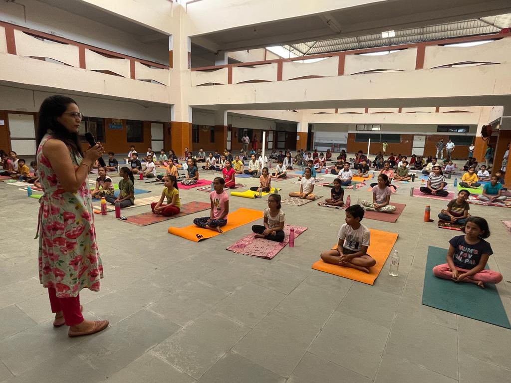 priyapvt's tweet photo. Brain Yoga with kids is my Favourite ❤️ 
Thank you @GujaratYogBoard for giving me opportunity to perform with kids 🙏🕉️ https://t.co/uUqNUnHXTl