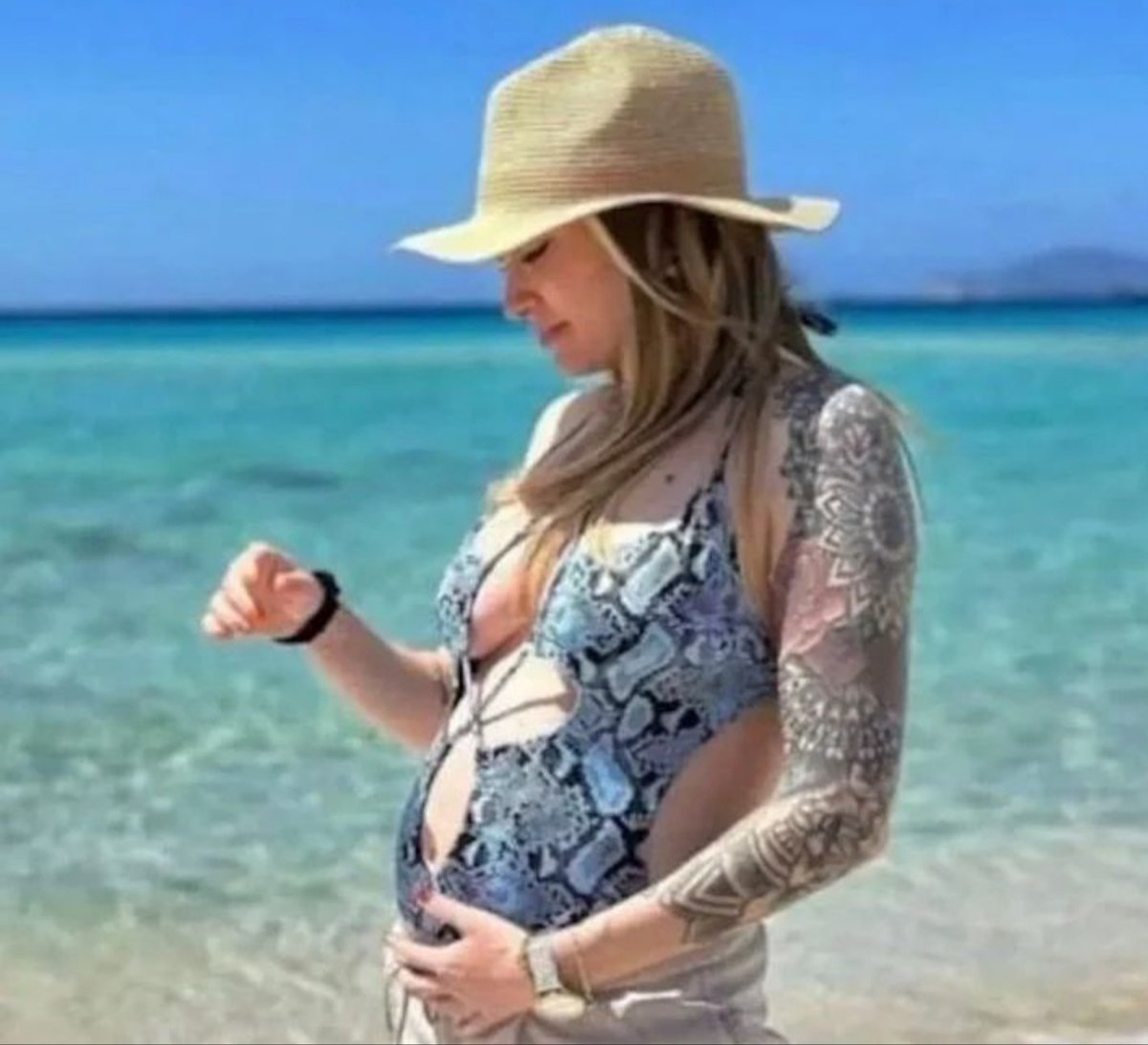 samibrando's tweet photo. ...questa immagine dovrebbe rappresentare la felicità: una mamma che aspetta il suo bambino. Invece in questi giorni questa foto è diventata il simbolo di un ennesimo femminicidio e non solo. Non uomini  ma  mostri, orchi, merde umane incapaci di amare se non loro stessi. R.i.p https://t.co/WgBXro2jwt