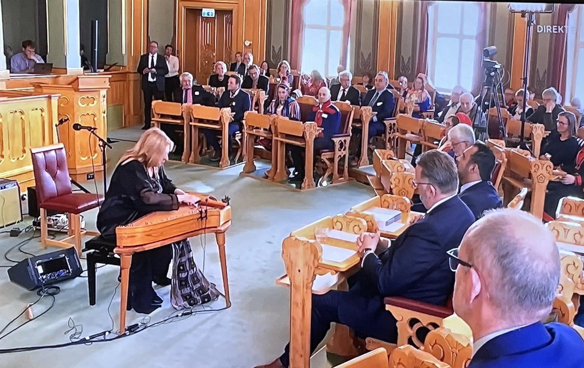 Framføring av skogfinsk «Ulverune» opptegnet i 1808 etter Poul Pedersen Øijern på Finnskogen på Stortinget under overrekkelsen av Sannhets- og forsoningskommisjonens  rapport.