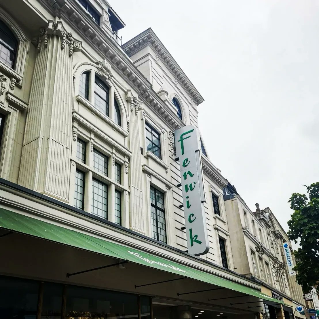 RINGTONSJAPAN's tweet photo. 英国の百貨店といえば、ロンドン発祥「ハロッズ」や「F&amp;M」が有名ですが、実はニューカッスル発祥「Fenwick」もこれらと並ぶ140年続く老舗の高級百貨店で、ニューカッスルではとても愛されています。阪神百貨店内リントンズ店舗はこのFenwick内の大好きなフードホールをイメージして作りました。 https://t.co/hKw1O7HgQR